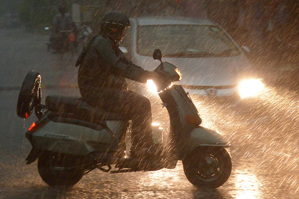 " זו העבודה שבחרנו ואנחנו עושים אותה בשמש ובגשם". אילוסטרציה (צילום: AFP) (צילום: AFP)