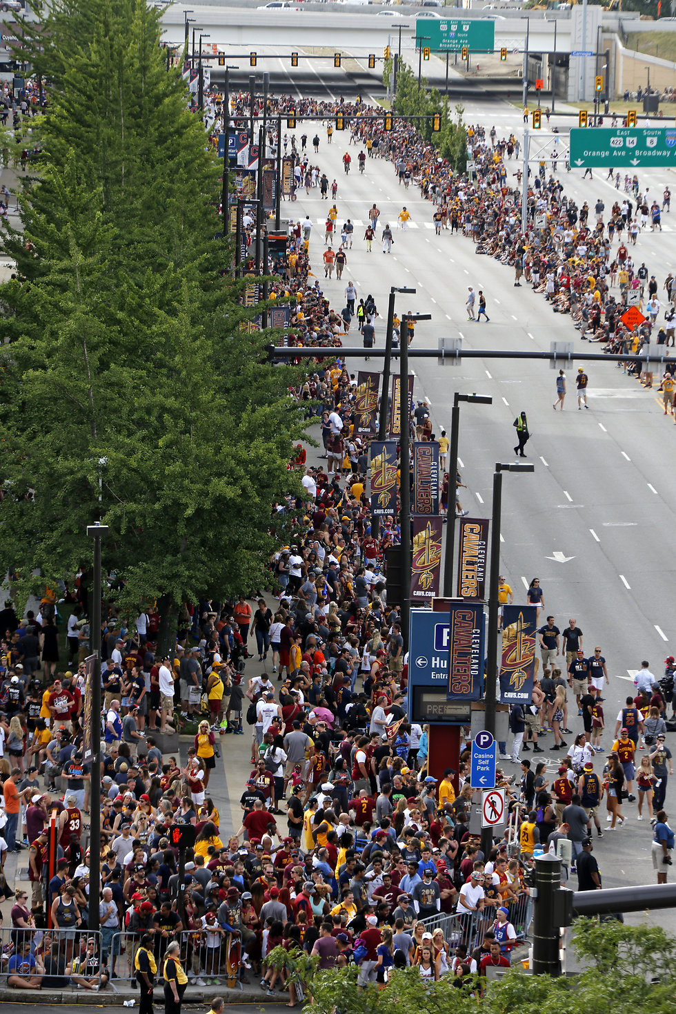 אלפי האוהדים ברחובות קליבלנד (צילום: AP) (צילום: AP)
