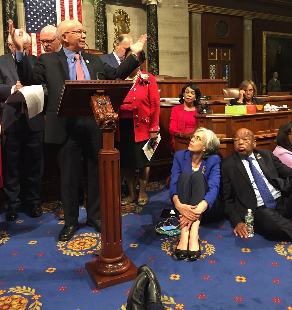 חבר בית הנבחרים הדמוקרטי ג'ון לואיס (מימין) שהנהיג את מחאת הדמוקרטים (צילום: AP) (צילום: AP)