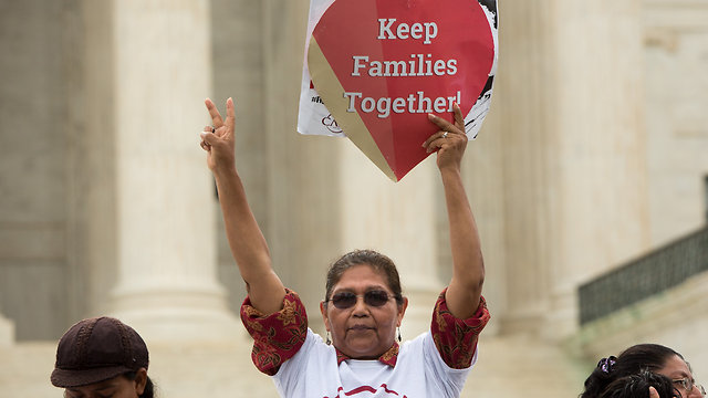 "שימרו על משפחות מאוחדות". ליד מעון הנשיא האמריקני (צילום: AFP) (צילום: AFP)