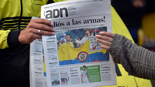 נפרדים מהנשק. עיתון בקולומביה, היום (צילום: AFP) (צילום: AFP)
