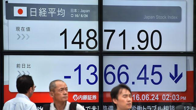 הבורסה ביפן קורסת (צילום: AFP) (צילום: AFP)