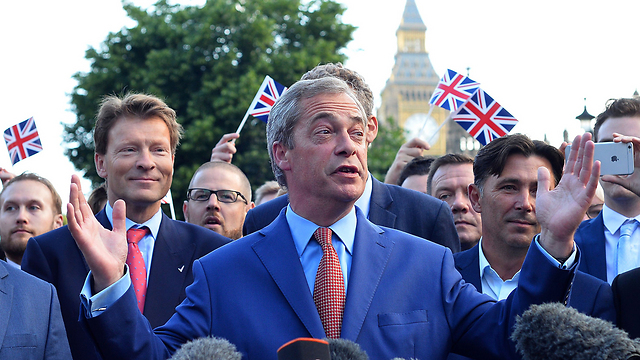 ניצחון גדול לבדלנים. מנהיג "מפלגת העצמאות הבריטית" נייג'ל פראג' (צילום: AFP) (צילום: AFP)