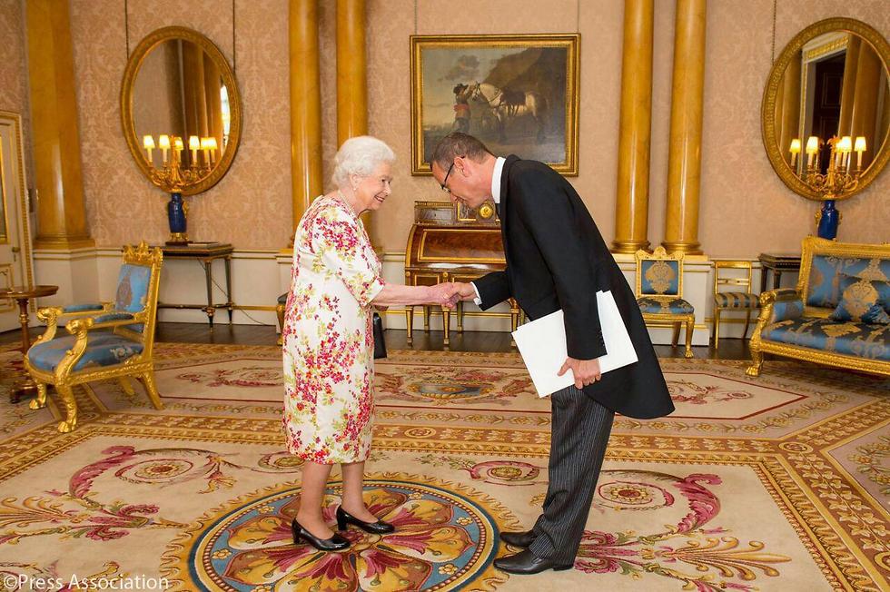 השגריר החדש עם המלכה, הערב ()