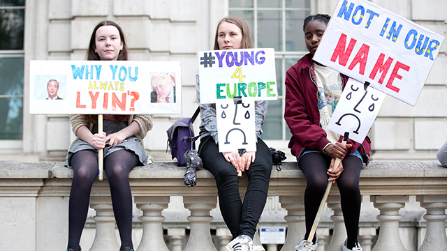 צעירים בלונדון מביעים את אכזבתם מתוצאות משאל העם (צילום: mct) (צילום: mct)