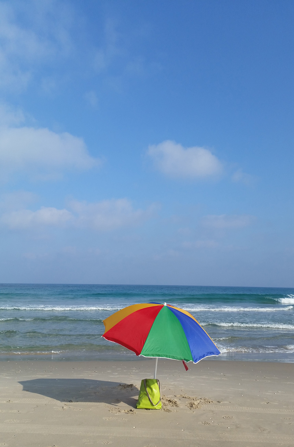 שמש, מים ושמיים בחוף מעגן מיכאל (צילום: בועז דרור) (צילום: בועז דרור)