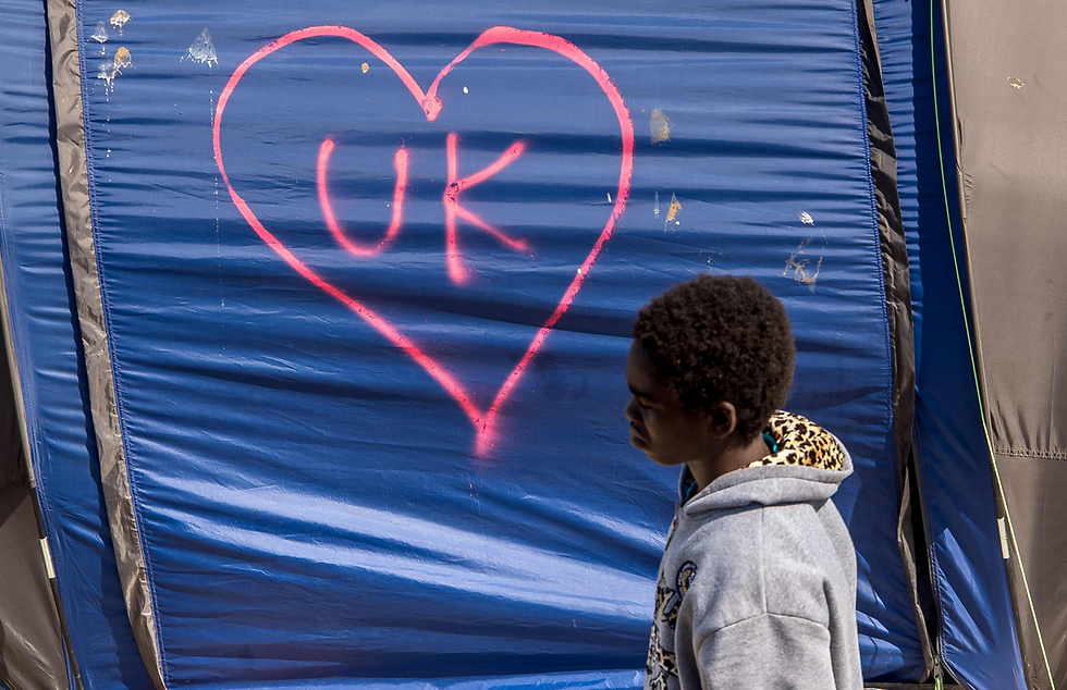 המהגרים במחנה בקאלה רוצים להגיע לבריטניה (צילום: AFP) (צילום: AFP)