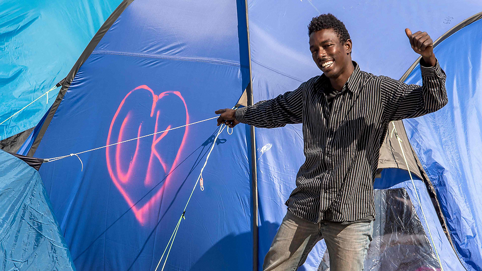 מהגרים במחנה המכונה "הג'ונגל" בקאלה שבצרפת חולמים על בריטניה. האם המשאל טרפד את החלום או יהפוך אותו למציאות?  (צילום: AFP) (צילום: AFP)