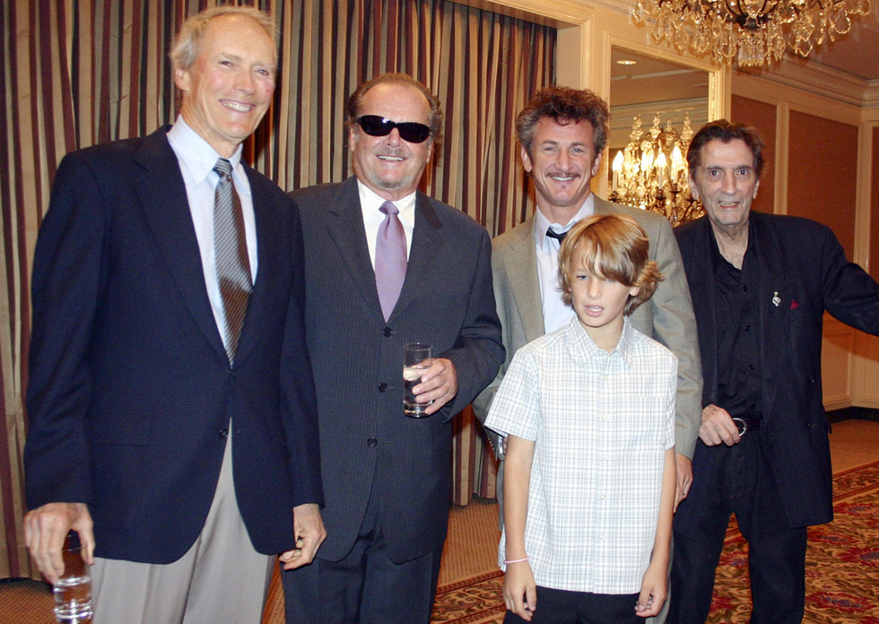 בגיל עשר עם אביו (מאחוריו) והחברים של אבא קלינט איסטווד (משמאל), ג'ק ניקולסון והארי דין סטאנטון (צילום: gettyimages)