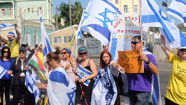 Protest outside the courthouse in support of Azaria (Photo: Yariv Katz)