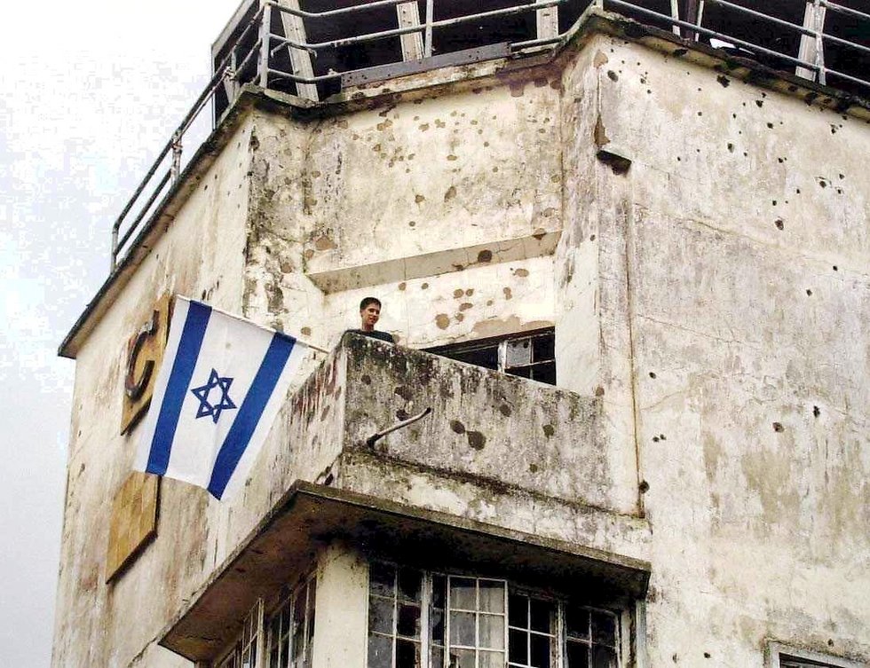 La torre di controllo del vecchio terminal, che porta ancora i segni lasciati dai proiettili dei commandos israeliani (Foto: Elad Gershgoren)