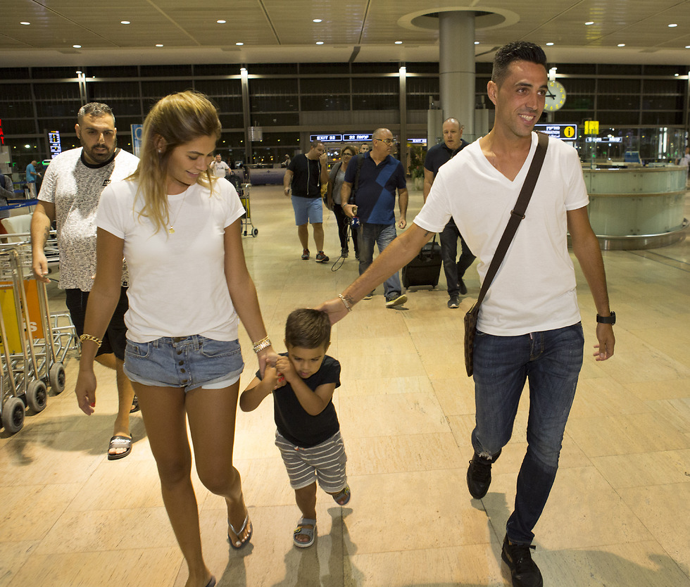 זהבי ומשפחתו בשדה התעופה (צילום: עוז מועלם) (צילום: עוז מועלם)