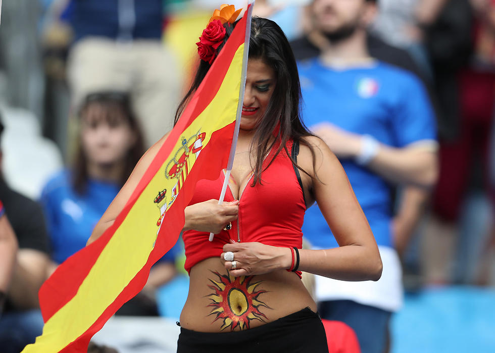 אוהדת נבחרת ספרד (צילום: רויטרס) (צילום: רויטרס)