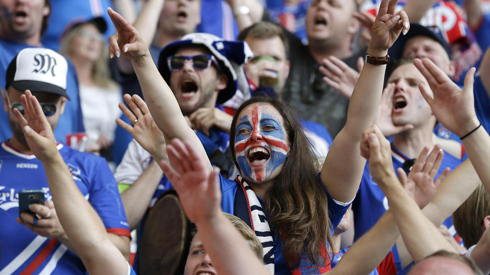 "אין מילים". אוהדי איסלנד חוגגים את הניצחון (צילום: AP) (צילום: AP)