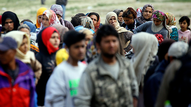 מהגרים בגבול יוון-מקדוניה (צילום: AP) (צילום: AP)