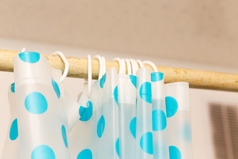 פטלטים גם במוצרים ביתיים כמו וילונות למקלחת, בעיקר כשהם חדשים ומפיצים ריח חזק ואופייני של פלסטיק (צילום: shutterstock)