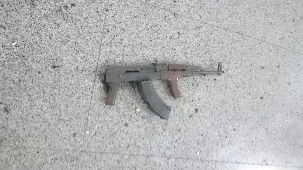 ככל הנראה אחד הרובים של המחבלים בנמל התעופה (צילום: רויטרס) (צילום: רויטרס)