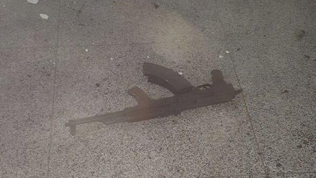 הרובה של אחד המחבלים מוטל על הרצפה בנמל התעופה (צילום: רויטרס) (צילום: רויטרס)