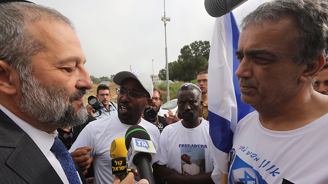 הפגנה מול ישיבת הקבינט בירושלים (צילום: גיל יוחנן) (צילום: גיל יוחנן)