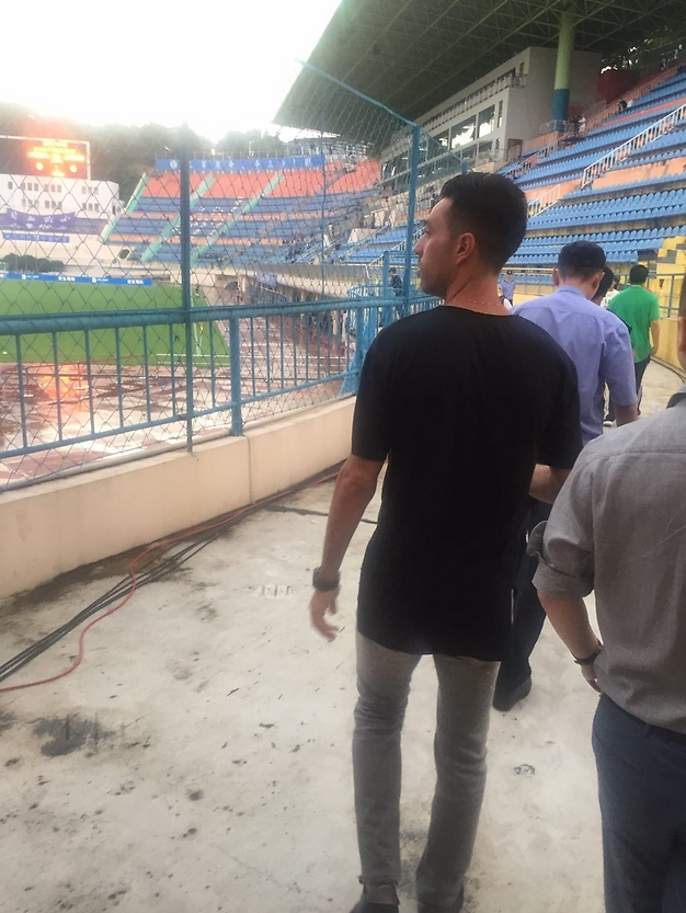 ערן זהבי מתרשם מהאיצטדיון של גוואנגז'ו R&F (צילום: נדב צנציפר)