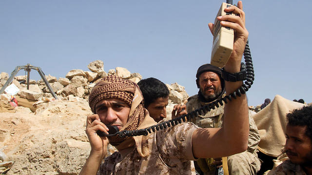 כוחות שבטיים שנלחמים לצד כוחות ממשלת תימן בראשות הנשיא המודח (צילום: AFP) (צילום: AFP)