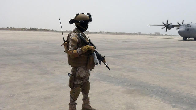 חייל של איחוד האמירויות מאבטח בנמל התעופה בעדן (צילום: רויטרס) (צילום: רויטרס)