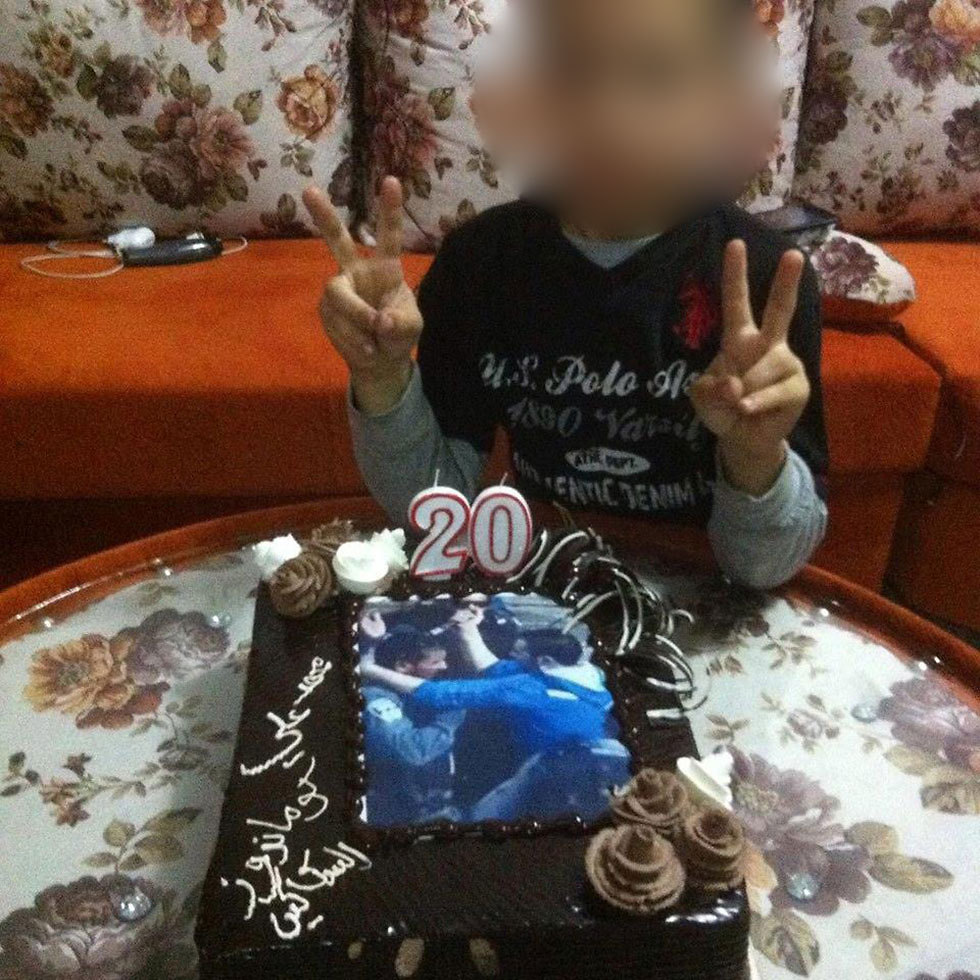 קרוב משפחתו של המחבל לצד עוגת יום ההולדת ()