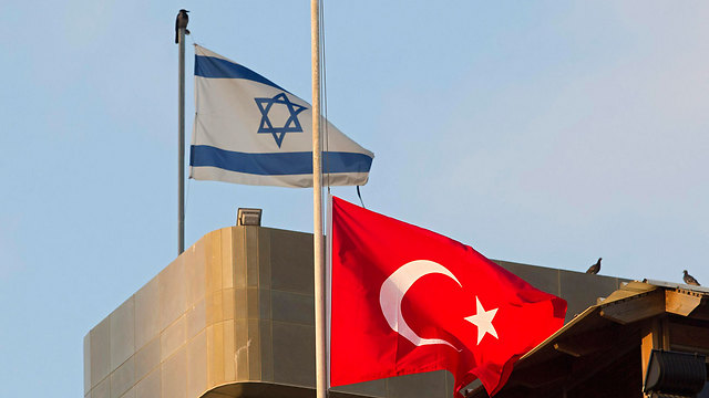 דגל טורקיה בחצי התורן בשגרירות בתל אביב (צילום: EPA) (צילום: EPA)