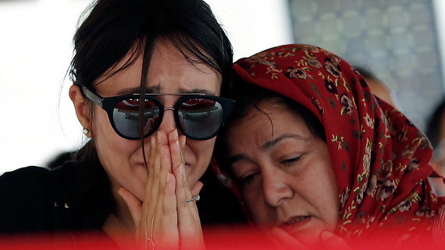 מבכים את מות קרוביהם בהלוויה (צילום: AP) (צילום: AP)