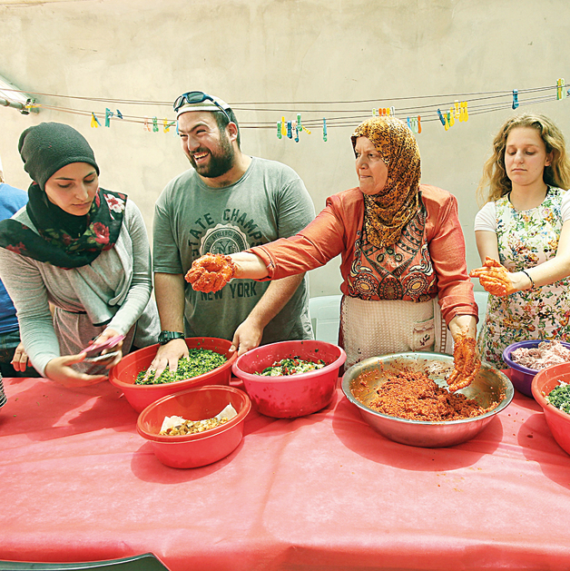 מבשלים יחד בכפר ערבי. כל המצרכים היו כשרים, אבל שניים מהדתיים לא אכלו כלום