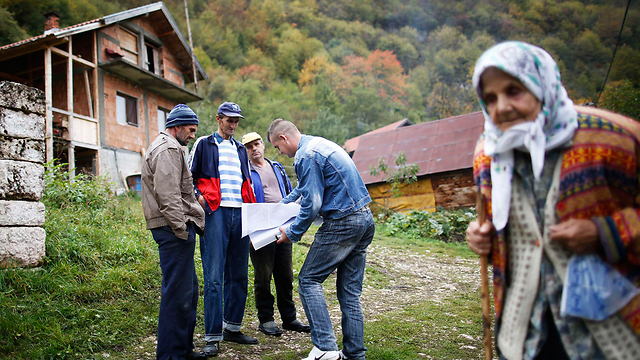 עורכים את מפקד האוכלוסין בבוסניה ב-2013 (צילום: רויטרס) (צילום: רויטרס)