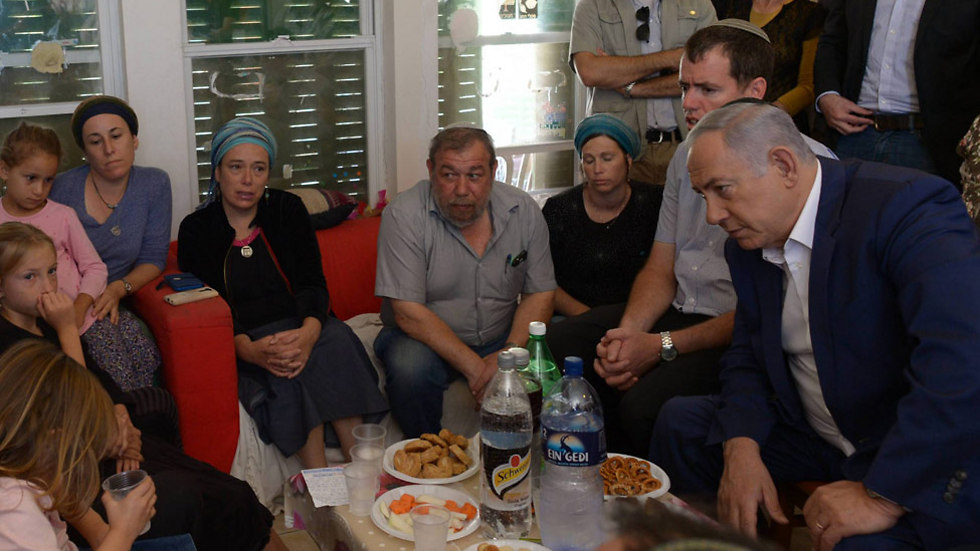 Prime Minister Netanyahu visits Ariel family in Kiryat Arba (Photo: Amos Ben Gershom/GPO)