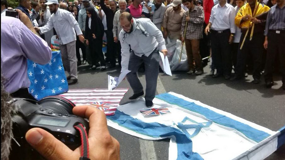 שריפת דגלי ישראל וארה"ב באיראן ()
