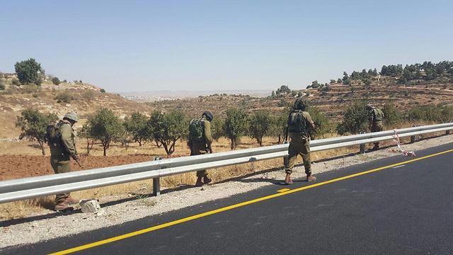 IDF soldiers at scene of shooting on Route 60 (Photo: IDF Spokesperson) (Photo: IDF Spokesperson)