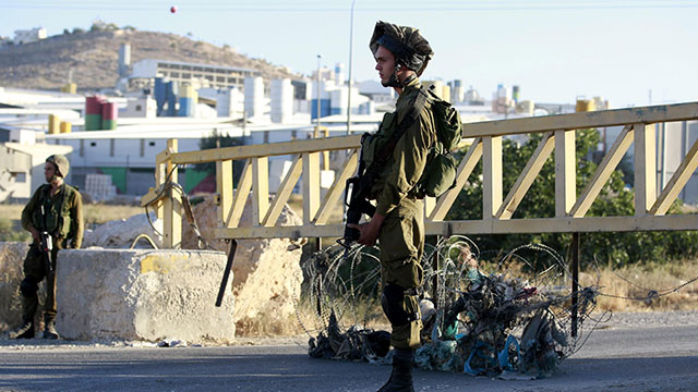 Soldiers implementing the closure on the Hebron area. (Photo: EPA)