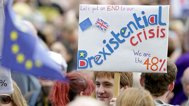 Protesters outside Parliament in London, demonstrating against Brexit (Photo: Reuters)