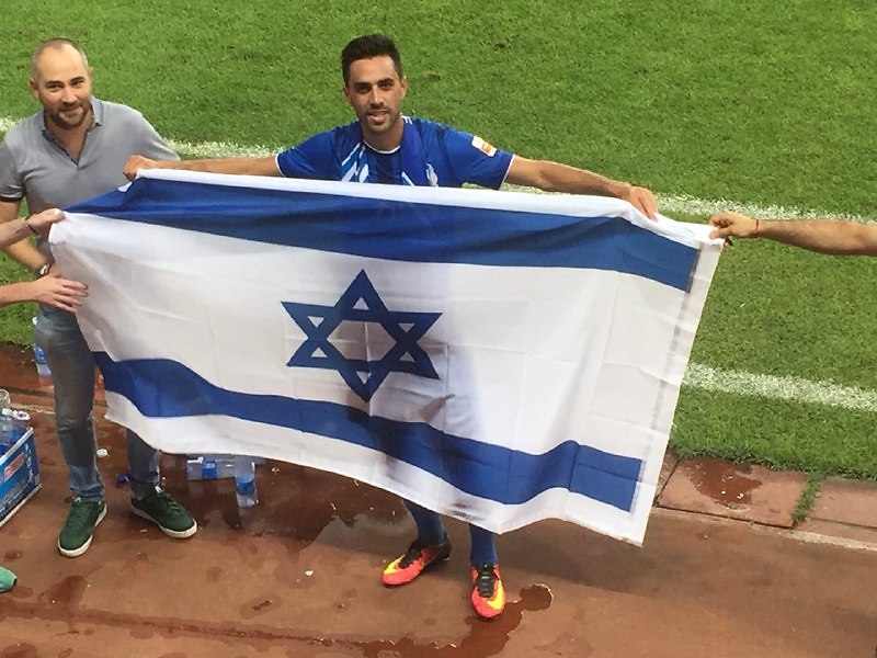 בסין כבר מאוהבים. ערן זהבי ודגל ישראל בסיום הבכורה החלומית (צילום: נדב צנציפר)