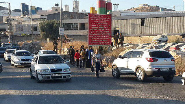 Road block near Hebron  (Photo: Yoav Zitun)