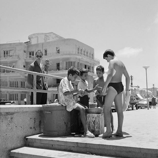 ילדים אוכלים על חוף הים של תל אביב (צילום: הארכיון ההולנדי)