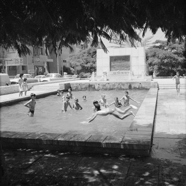 ילדים משחקים בבריכת אנדרטת המייסדים (צילום: הארכיון ההולנדי)