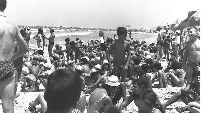 ילדי מחנה קיץ מבלים בחוף תל ברוך (צילום: פריץ כהן, לע"מ) (צילום: פריץ כהן, לע
