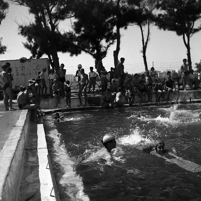 ילדים משתכשכים בבריכה הדסה - כיום גן העיר (צילום: ד"ר יעקב רוזנר ארכיון הרווארד)