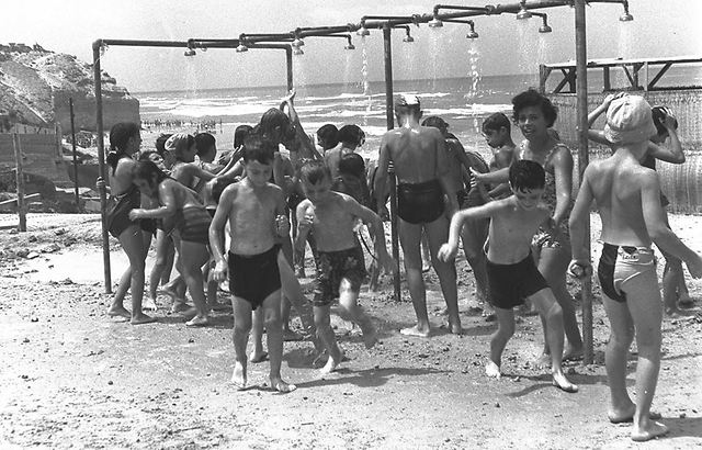 ילדים ממחנה קיץ בגבעת עלייה, משחקים על החוף ביפו, 1 ביולי (צילום: דוד אלדן לע"מ)
