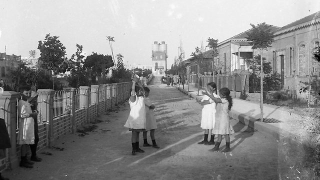 ילדות משחקות בשדרות רוטשילד, ברקע בית הוועד של תל אביב ומגדל המים (צילום: בן דב ארכיון הרווארד) (צילום: בן דב ארכיון הרווארד)