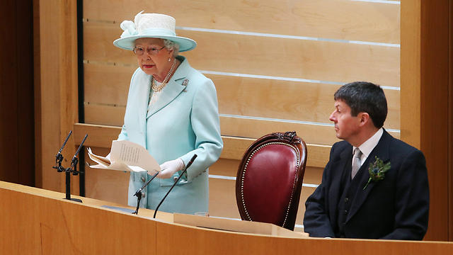 המלכה לצד מנהיג הפרלמנט קן מקינטוש (צילום: EPA) (צילום: EPA)