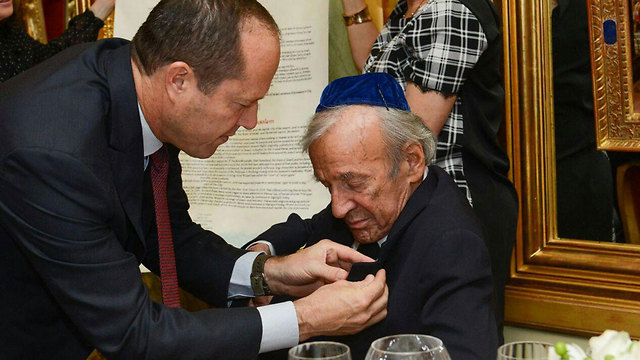 Jerusalem Mayor Nir Barkat bestowing Wiesel with the 'Honorary Citizen of the City of Jerusalem' award (Photo: Nir Arieli)