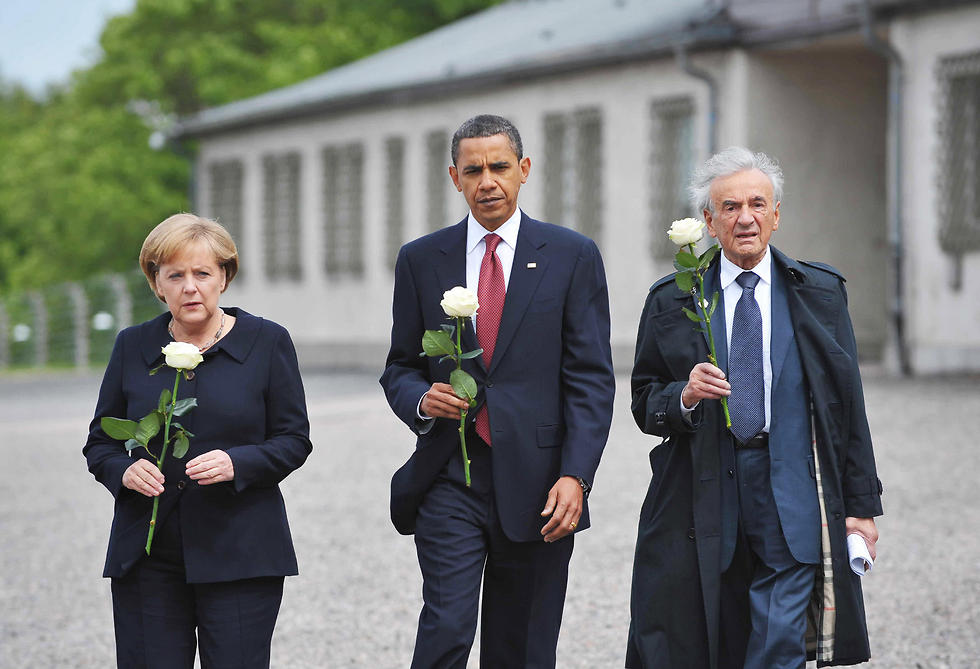 לצד נשיא ארה"ב אובמה וקנצלרית גרמניה מרקל במחנה בוכנוולד (צילום: AFP) (צילום: AFP)