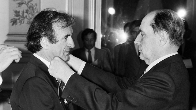 Wiesel receives the French Legion of Honor's Grand Croix from former French president François Mitterrand in 1984 (Photo: AFP)