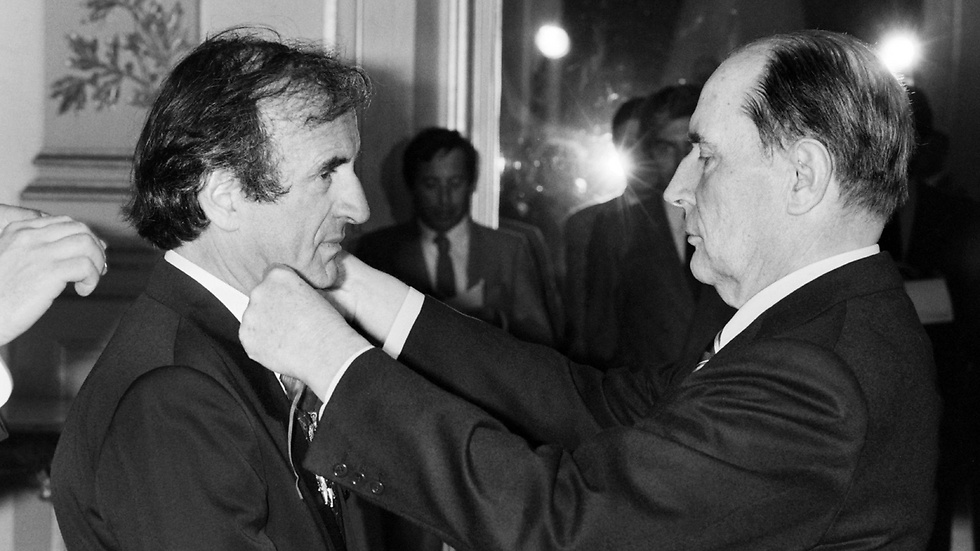 ויזל מקבל את מדליית ליגיון הכבוד מנשיא צרפת מיטראן ב-1984 (צילום: AFP) (צילום: AFP)