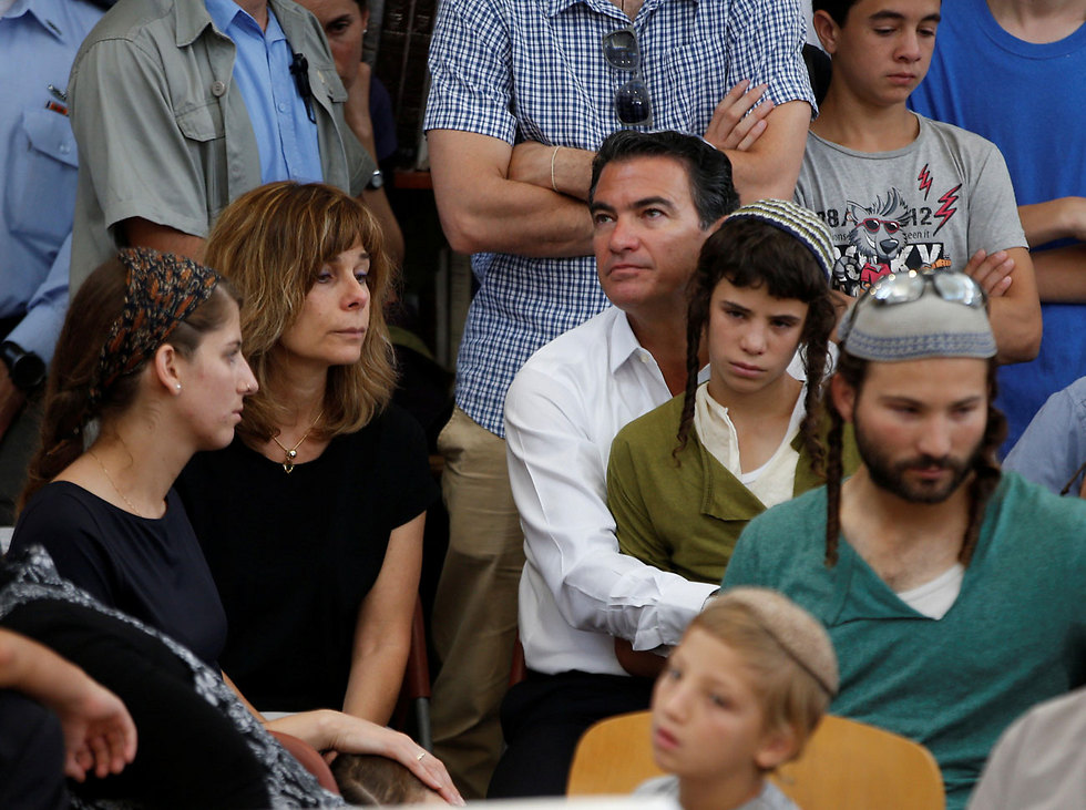 ראש המוסד יוסי כהן עם אחד מבניו של מיכי ז"ל (צילום: רויטרס) (צילום: רויטרס)